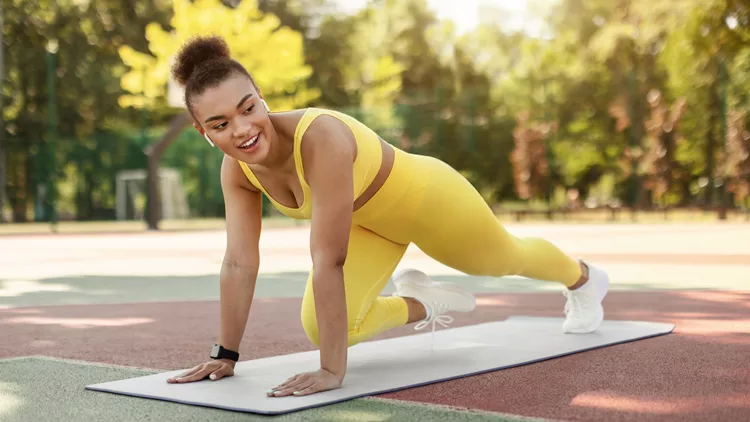 κοπέλα που γυμνάζεται