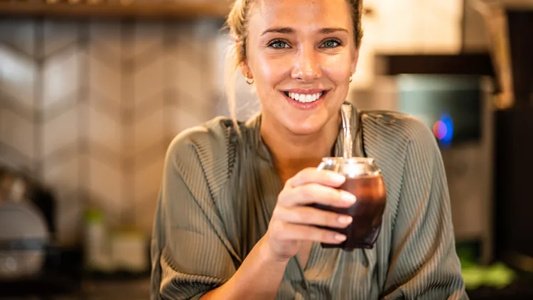 γυναίκα πίνει yerba mate
