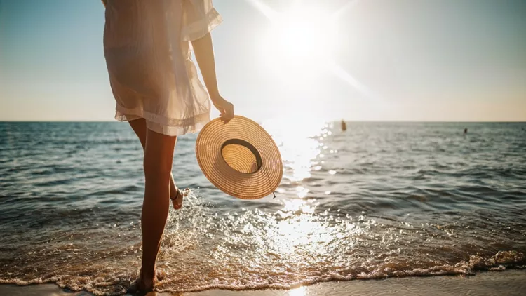 γυναίκα θάλασσα διακοπές καλοκαίρι ήλιος