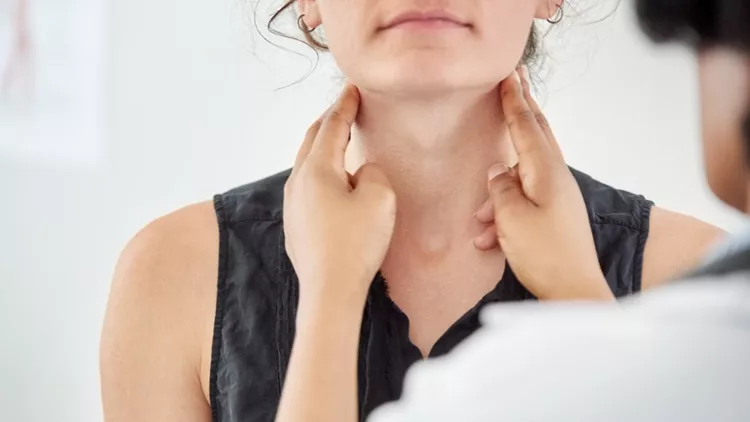 Γιατρός εξετάζει το λαιμό γυναίκας ασθενούς για θυρεοειδή