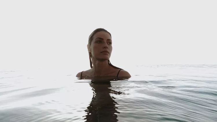 Γυναίκα που κολυμπάει σε ήρεμη θάλασσα