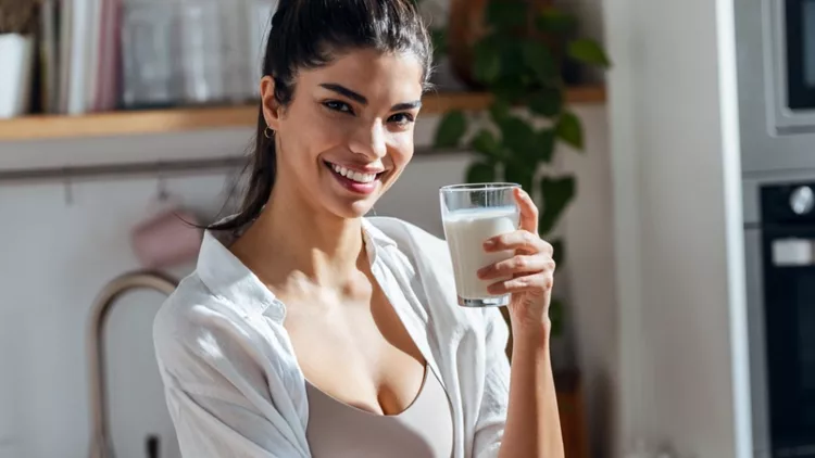 Γυναίκα που πίνει γάλα