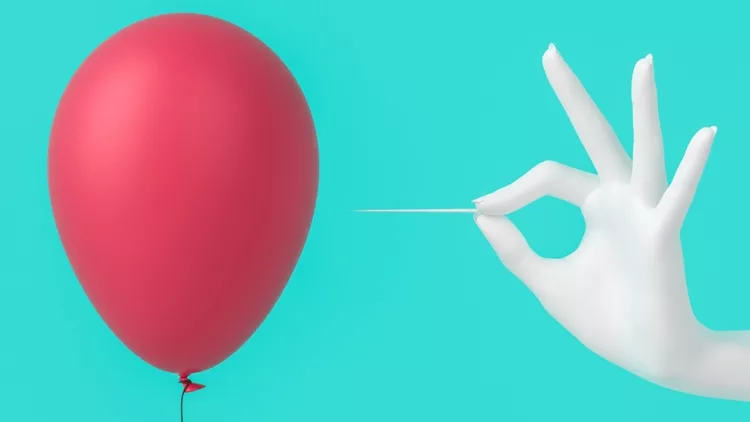 Γυναικείο χέρι που σκάει ένα μπαλόνι - κατακράτηση υγρών