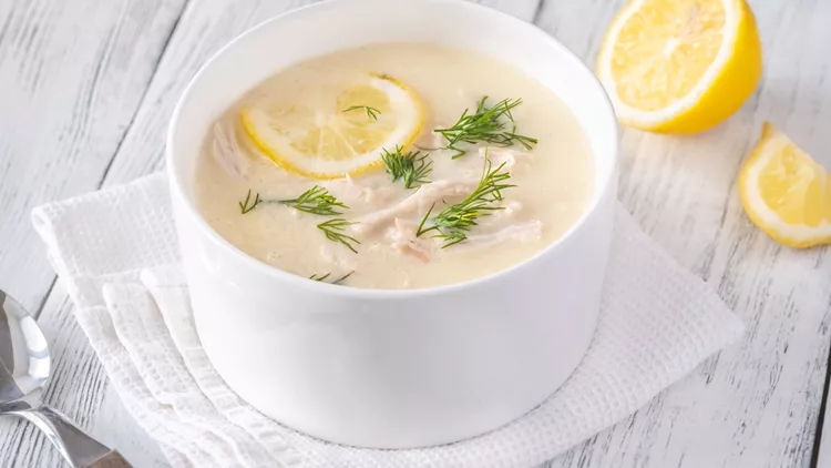 Κοτόσουπα με τραχανά και αυγολέμονο