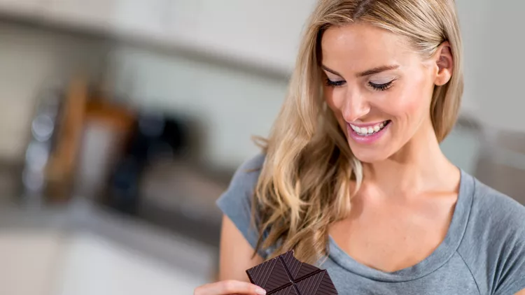 γυναίκα με ιδιοπαθή αρτηριακή υπέρταση τρώει σοκολάτα