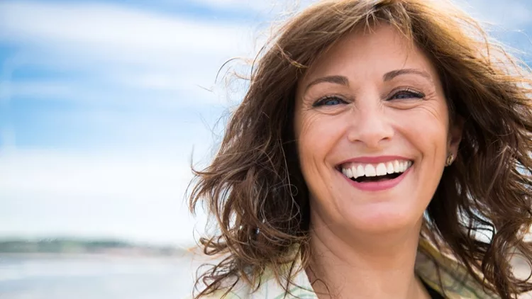 Υγιής γυναίκα στην εμμηνόπαυση που γελάει