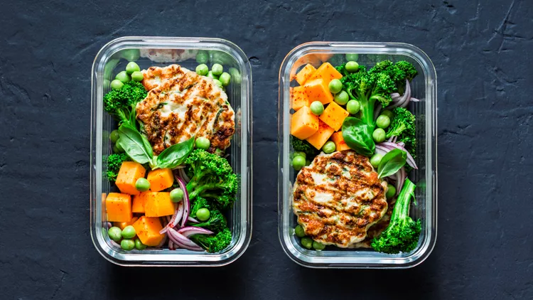 γεύμα με μπιφτέκι κοτόπουλου