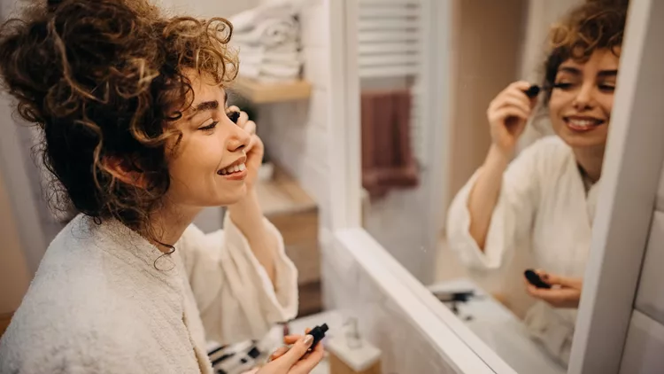 γυναίκα που βάζει αδιάβροχη mascara
