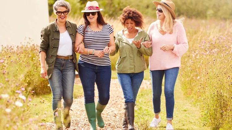 Παρέα γυναίκες φιλες στην εμμηνόπαυση κάνουν βόλτα στον αγρό