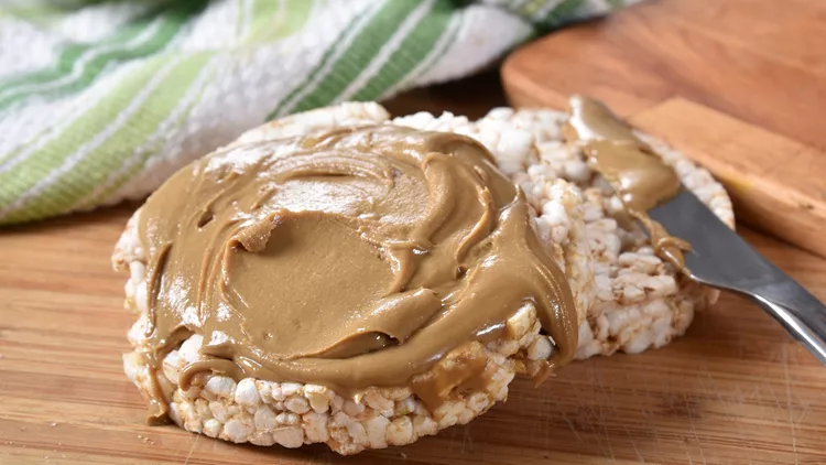 rice cakes with peanut butter