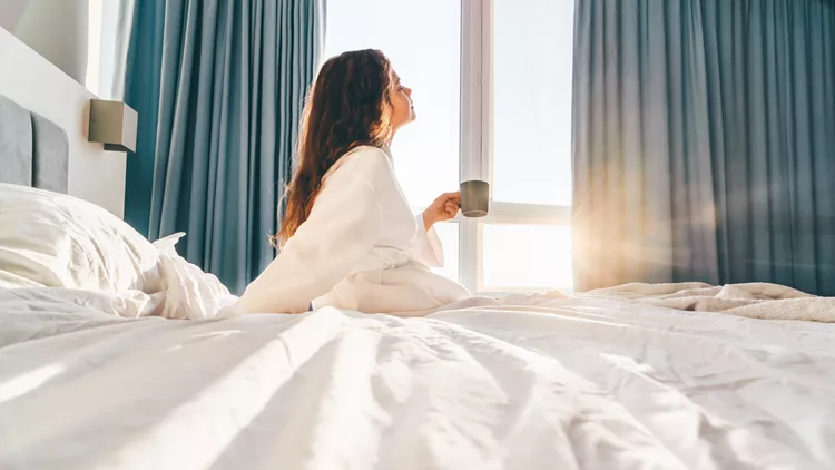 γυναίκα υγεία ευεξία καφές πρωί κρεβάτι πρωινό