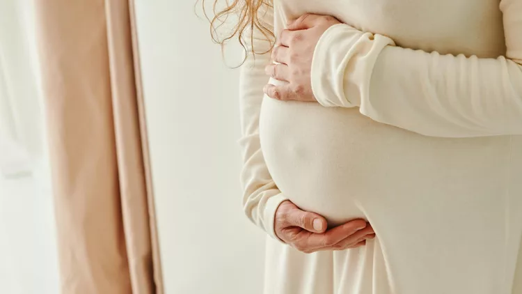 Πώς να προκαλέσω φυσιολογικό τοκετό