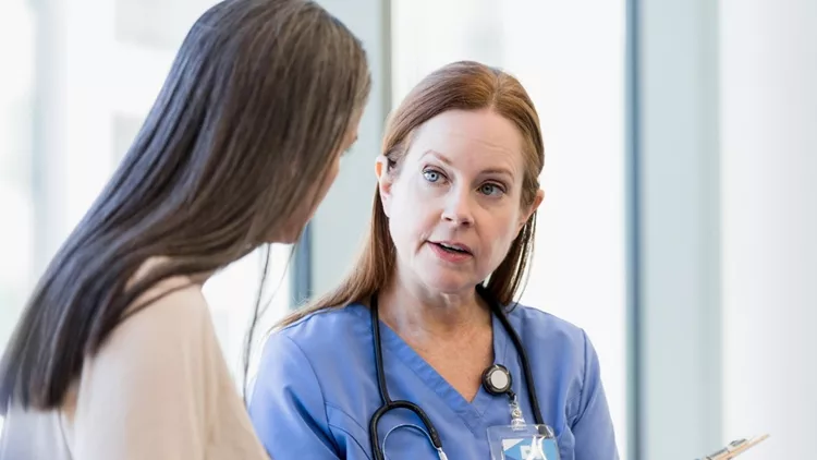 Γυναίκα ασθενής μιλάει με τη γιατρό της - τι είναι η βιοψία μαστού;