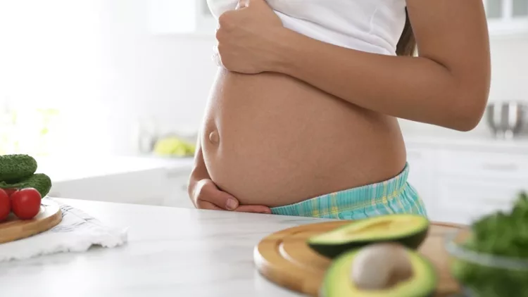 Έγκυος vegan vegetarian διατροφή με σαλάτα και αβοκάντο