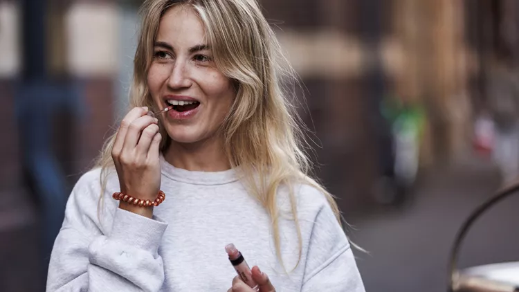 Πώς να κρατάει το ματ κραγιόν ώρες