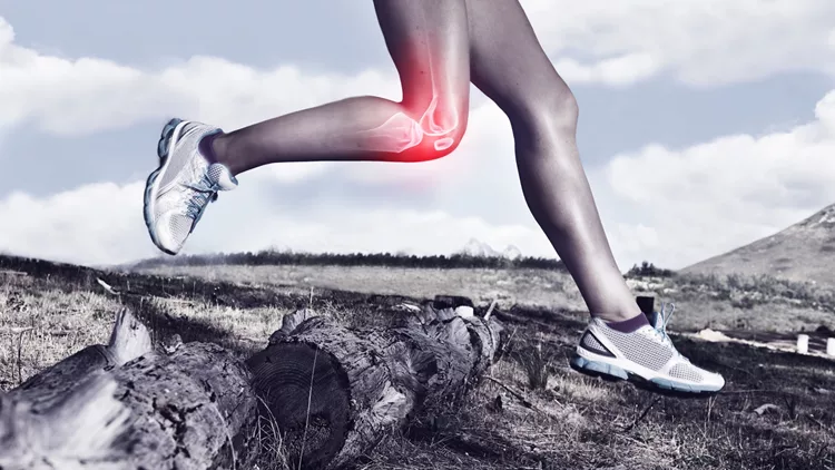 γυναίκα που τρέχει με οστεοαρθρίτιδα στα γόνατα