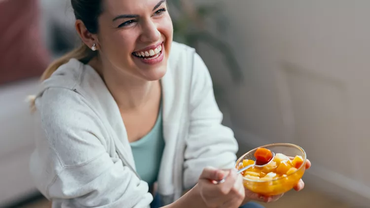 woman eating fruits