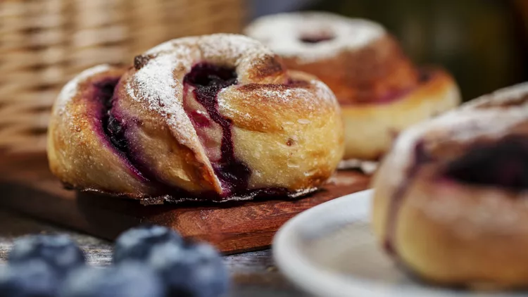 blueberry cheesecake buns