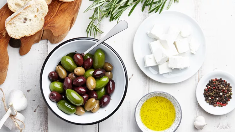 μπολ με ελιές το ελληνικό σνακ