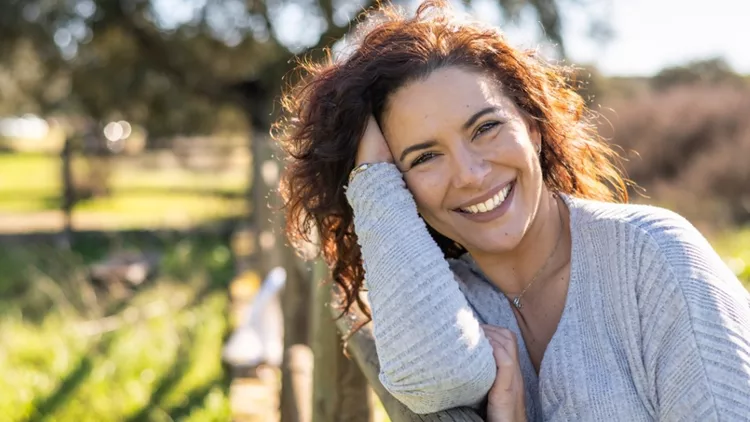 χαρούμενη γυναίκα στη φύση - πρόωρη εμμηνόπαυση