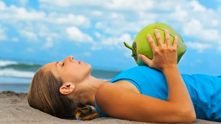 γυναίκα που κρατάει φρούτο που αυξάνει τη μυική μάζα