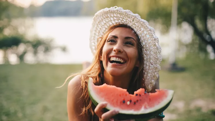 γυναίκα τρώει καρπούζι