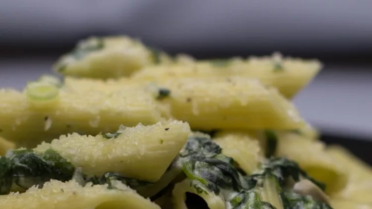 pasta-with-spinach-picture-id609902384