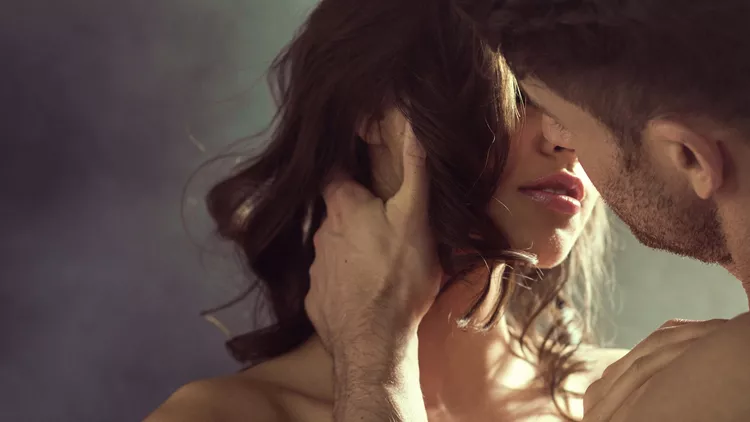 couple-kissing