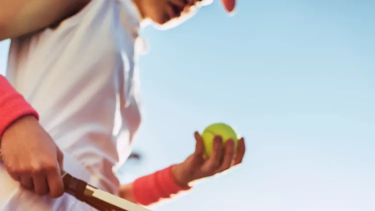 girl-on-tennis-court-picture-id884670484