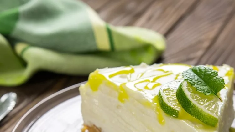 nobake-cheesecake-with-lime-mascarpone-whipped-cream-and-mint-picture-id600376494