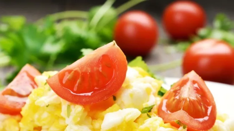 scrambled-eggs-and-tomato-slices-on-bread-picture-id537828942