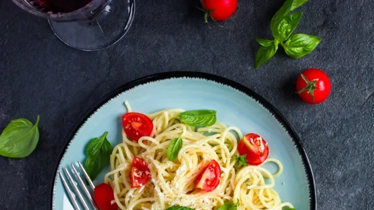 spaghetti-pasta-with-cherry-tomatoes-basil-and-parmesan-chees-picture-id516109000