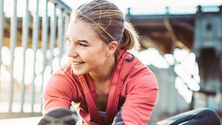 athlete-stretching-at-portland-waterfront-picture-id528708901