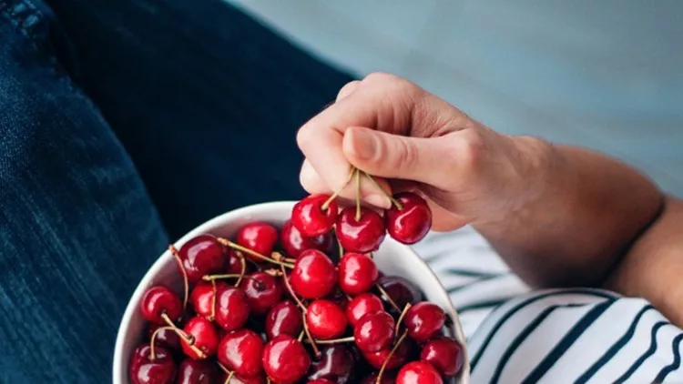 eating-cherries-picture-id538341300