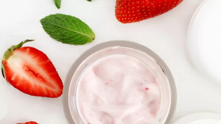 skincare-food-facial-mask-homemade-fresh-strawberry-and-mint-in-jar-picture-id675546554