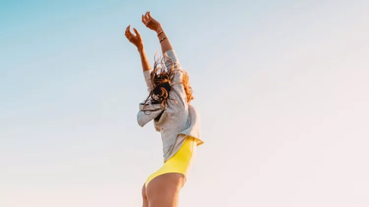 fashion-portrait-of-jumping-happy-woman-in-nature-sporty-woman-picture-id902448480