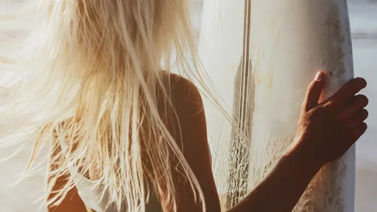 βαμμένα μαλλιά το καλοκαίρι