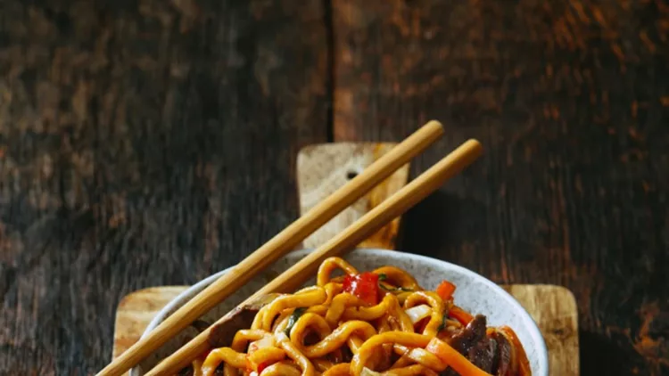 bowl-with-chow-mein-picture-id1038065436