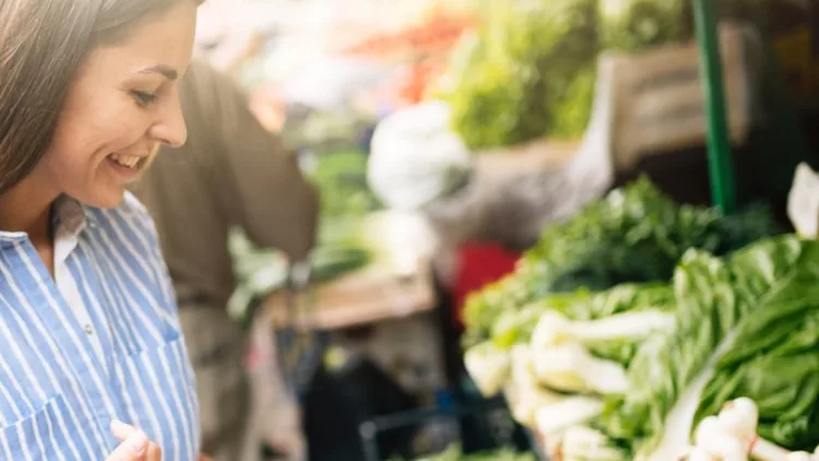 picture-of-woman-at-marketplace-buying-vegetables-picture-id917571478