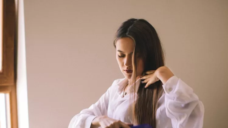 portrait-of-young-woman-in-bedroom-picture-id1056918156