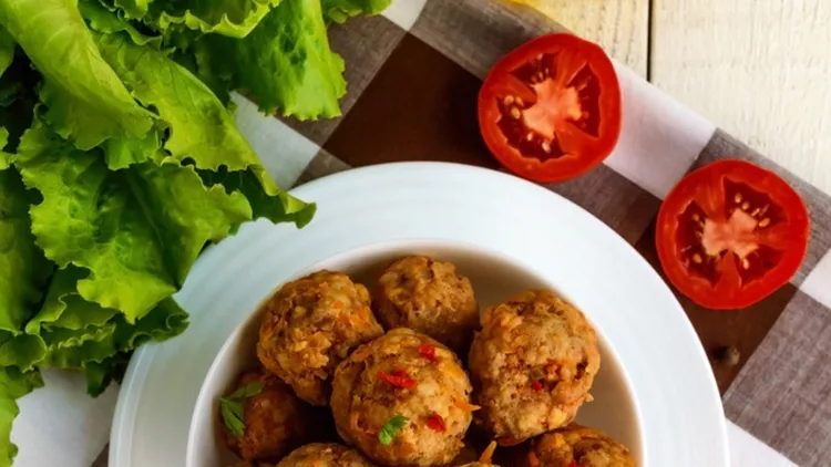 meat-balls-with-chilli-and-herbs-in-a-white-bowl-picture-id622440152