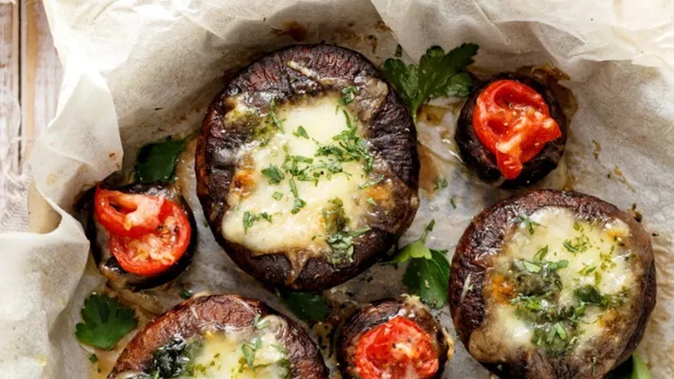 portobello-mushrooms-stuffed-with-spinach-and-cheese-picture-id539215568