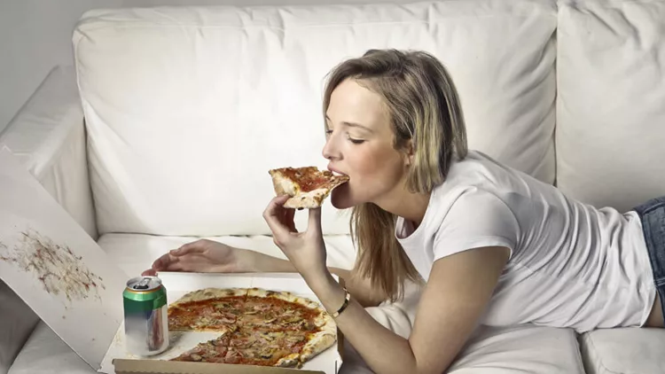 woman-eating-pizza