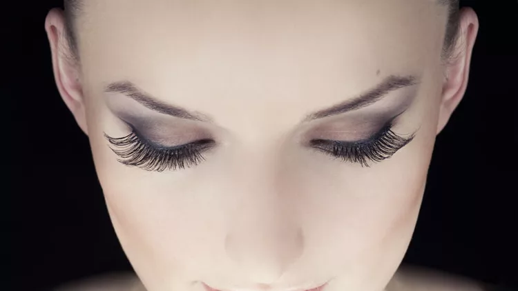 woman-eyelaches