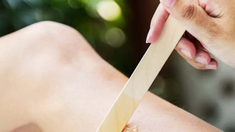 woman-getting-legs-waxed-at-a-spa-picture-id964150382