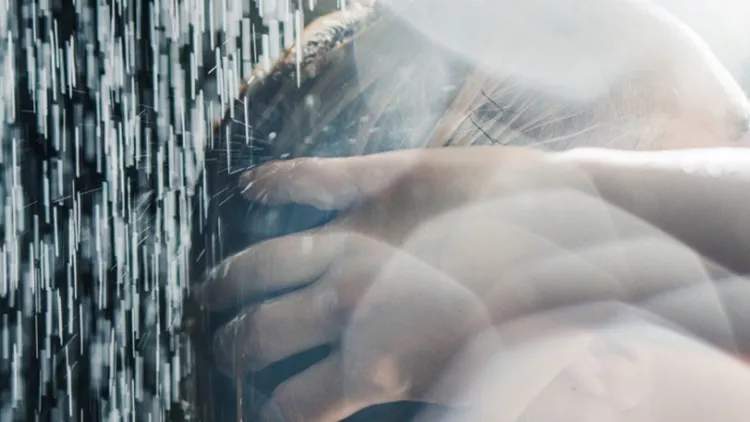 close-up-of-a-woman-washing-her-hair-under-the-shower-picture-id1034836064