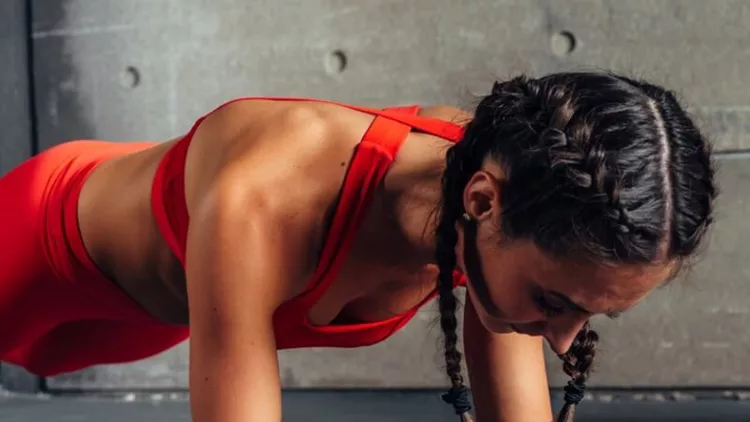 side-view-of-fit-woman-doing-plank-core-exercise-picture-id931853500