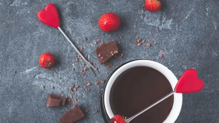 chocolate-fondue-with-fresh-strawberry-on-dark-background-picture-id646592668