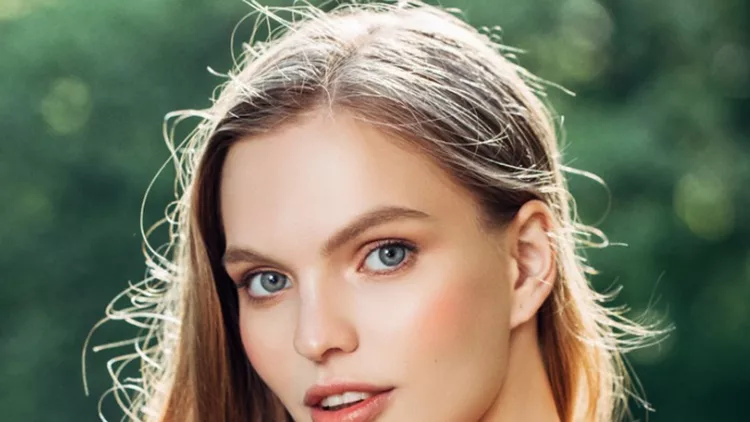 beautiful-woman-with-camomile-picture-id904666164