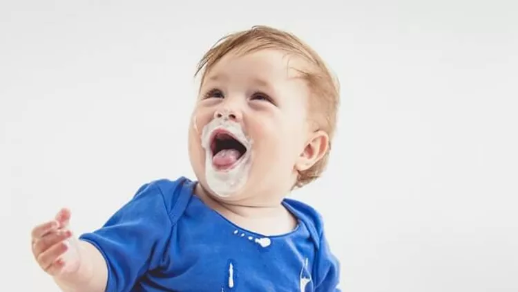 baby-boy-eating-yoghurt-baby-led-weaning-picture-id891343894